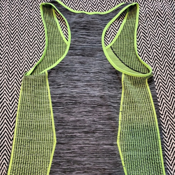 Top + Bottom Workout Outfit - Picture 2 of 4